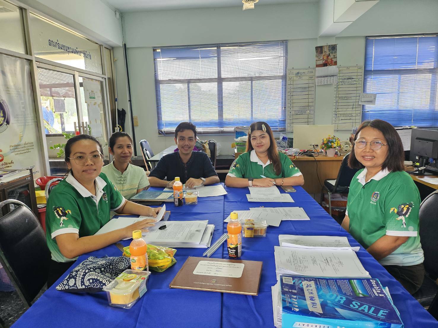👉พช.มโนรมย์ ร่วมประชุมติดตามการดำเนินงานหมู่บ้านโครงการแก้ไขปัญหาความยากจน (กข.คจ) เดือนตุลาคม 2568 
