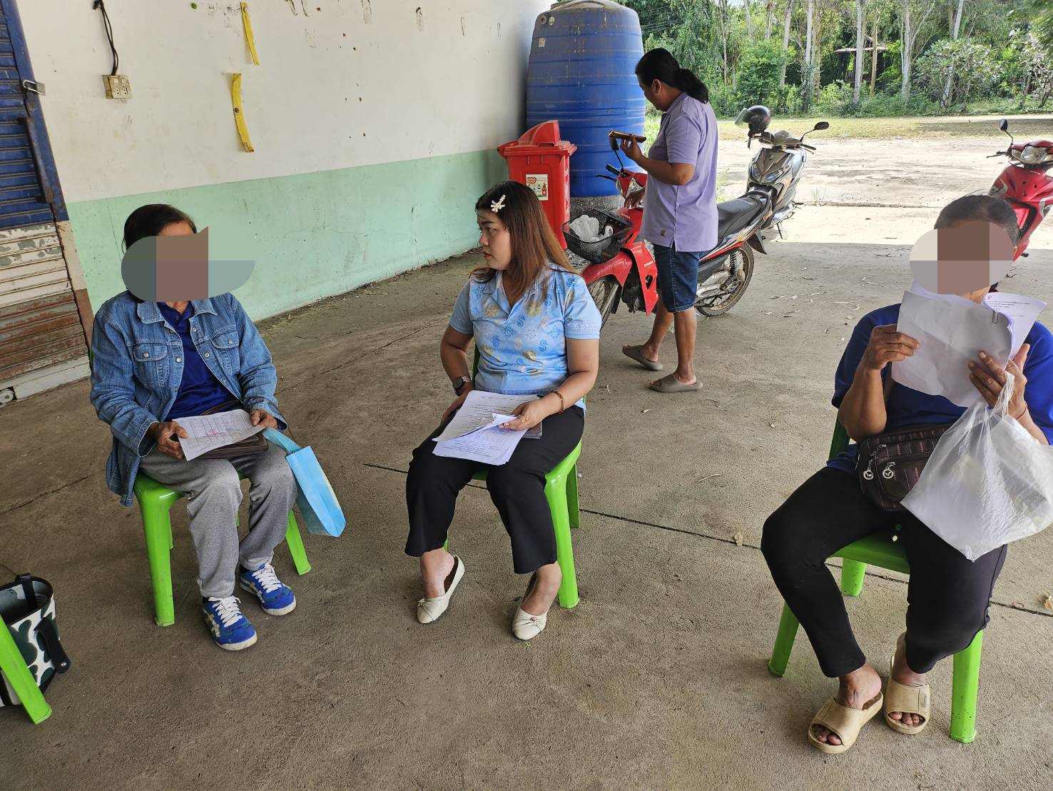 👉พช.มโนรมย์ ลงพื้นที่ติดตามลูกหนี้กองทุนพัฒนาบทบาทสตรี