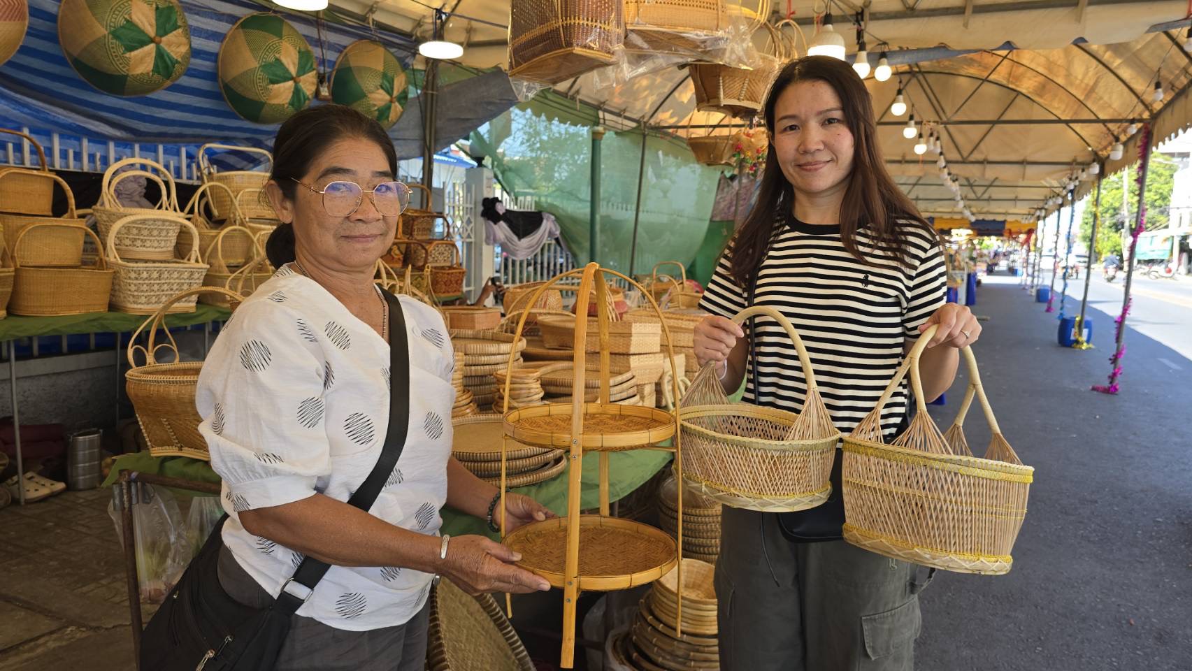 🌈พช.มโนรมย์ ร่วมส่งเสริมกิจกรรมเทศกาลของขวัญ ของฝาก ปีใหม่ พ.ศ.2569 จังหวัดชัยนาท 🥰วันที่ 4 มกราคม 2569