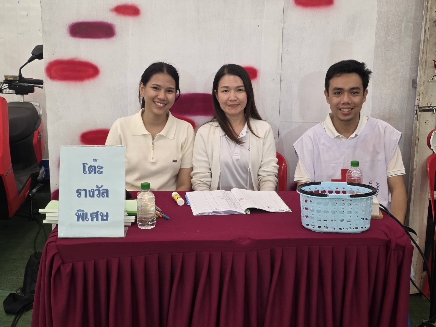 👉พช.มโนรมย์ ปฏิบัติหน้าที่ประจำร้านสกุณากาชาดจังหวัดชัยนาท