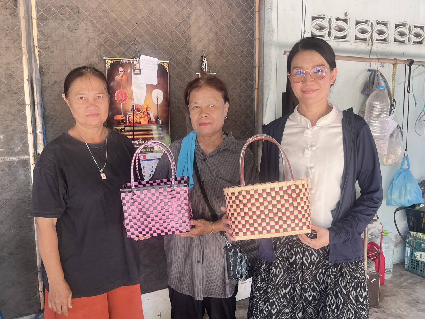 👉พช.มโนรมย์ ติดตาม ส่งเสริม การพัฒนาต่อยอดกลุ่มจักสานจากเส้นพลาสติก