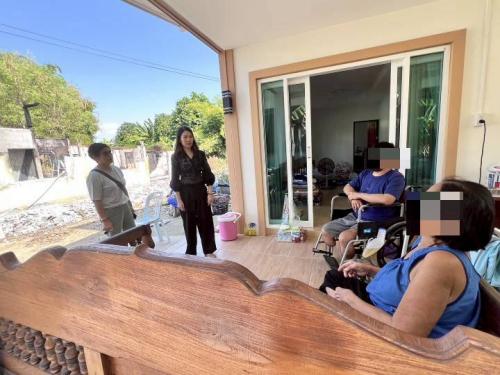 👉พช.มโนรมย์ ร่วมมอบเงินช่วยเหลือครัวเรือนตกเกณฑ์ข้อมูลความจำเป็นพื้นฐาน (จปฐ.) ประจำปี 2568 ที่ประสบปัญหาอัคคีภัย